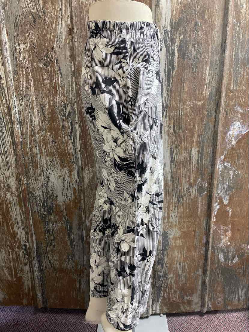 Monteau Size Medium (8/10) Black Print Pants