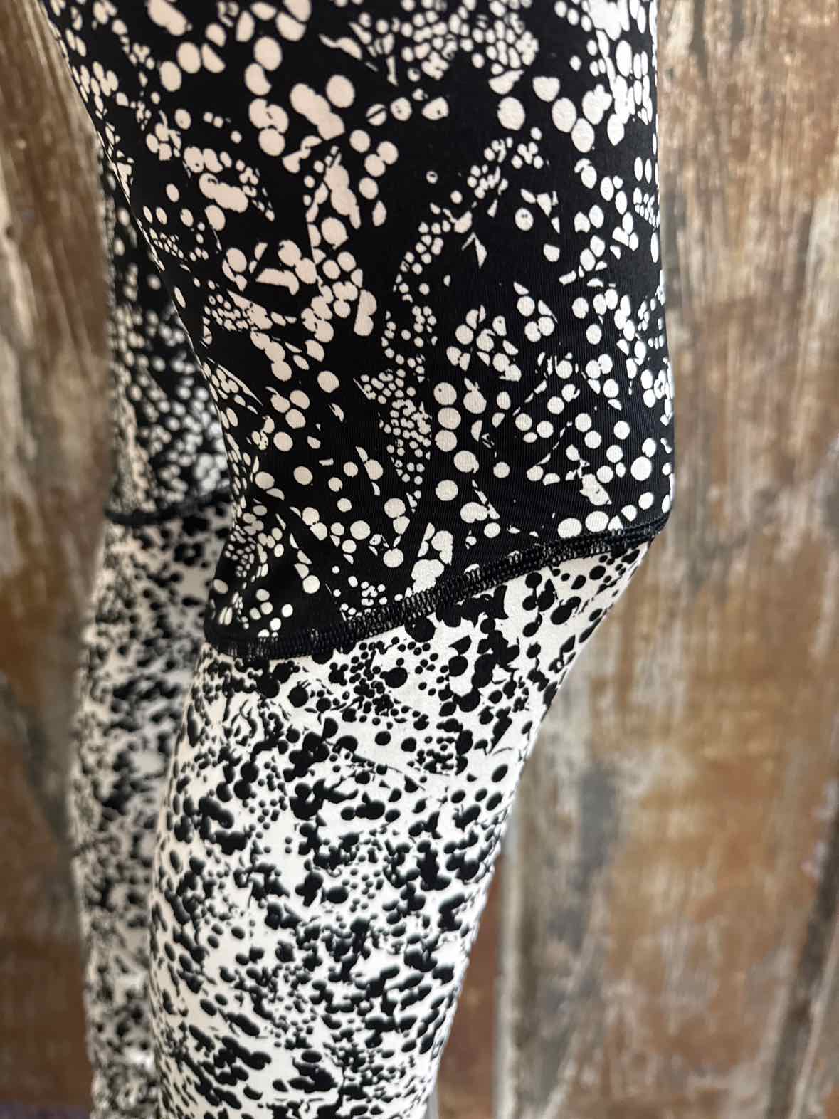 lululemon Size 4 Black Print Leggings