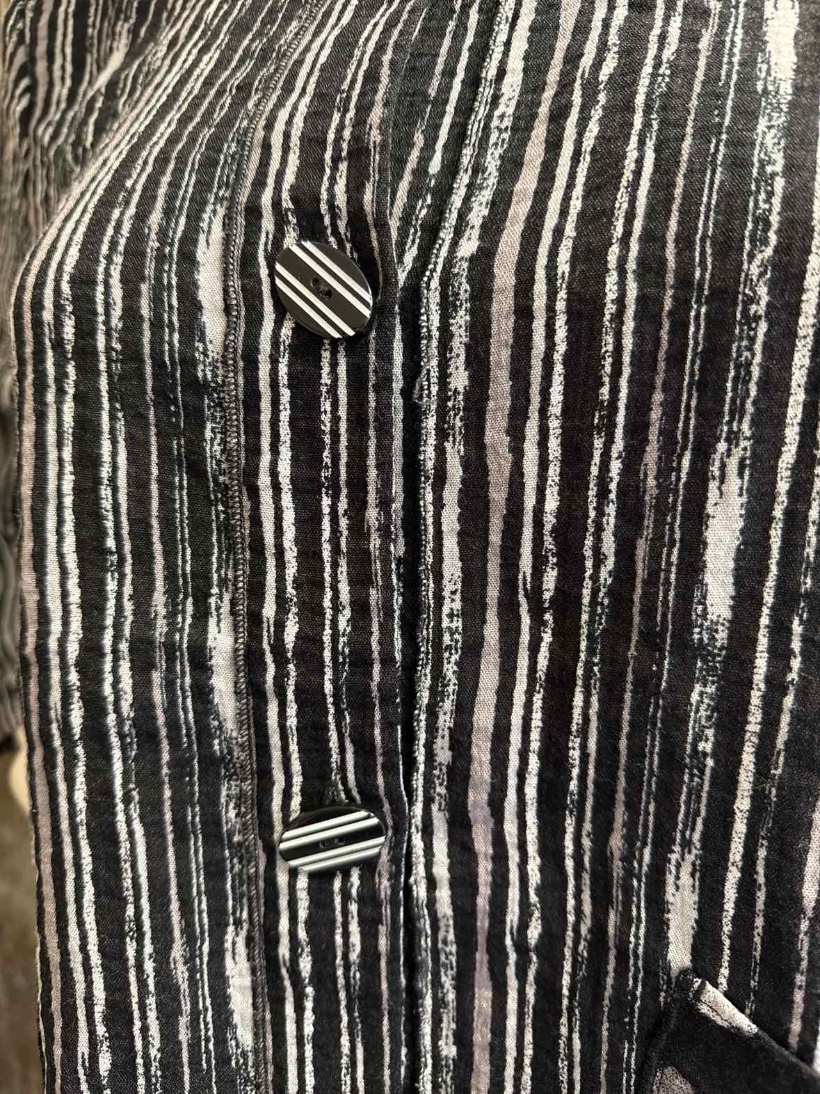 Habitat Size Medium Black Print tops