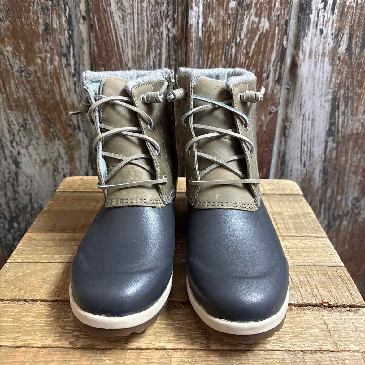 Sperry 7.5 green/black Boots