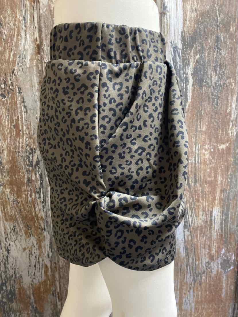 White Birch Size Extra Large (16) Brown Animal Print Shorts