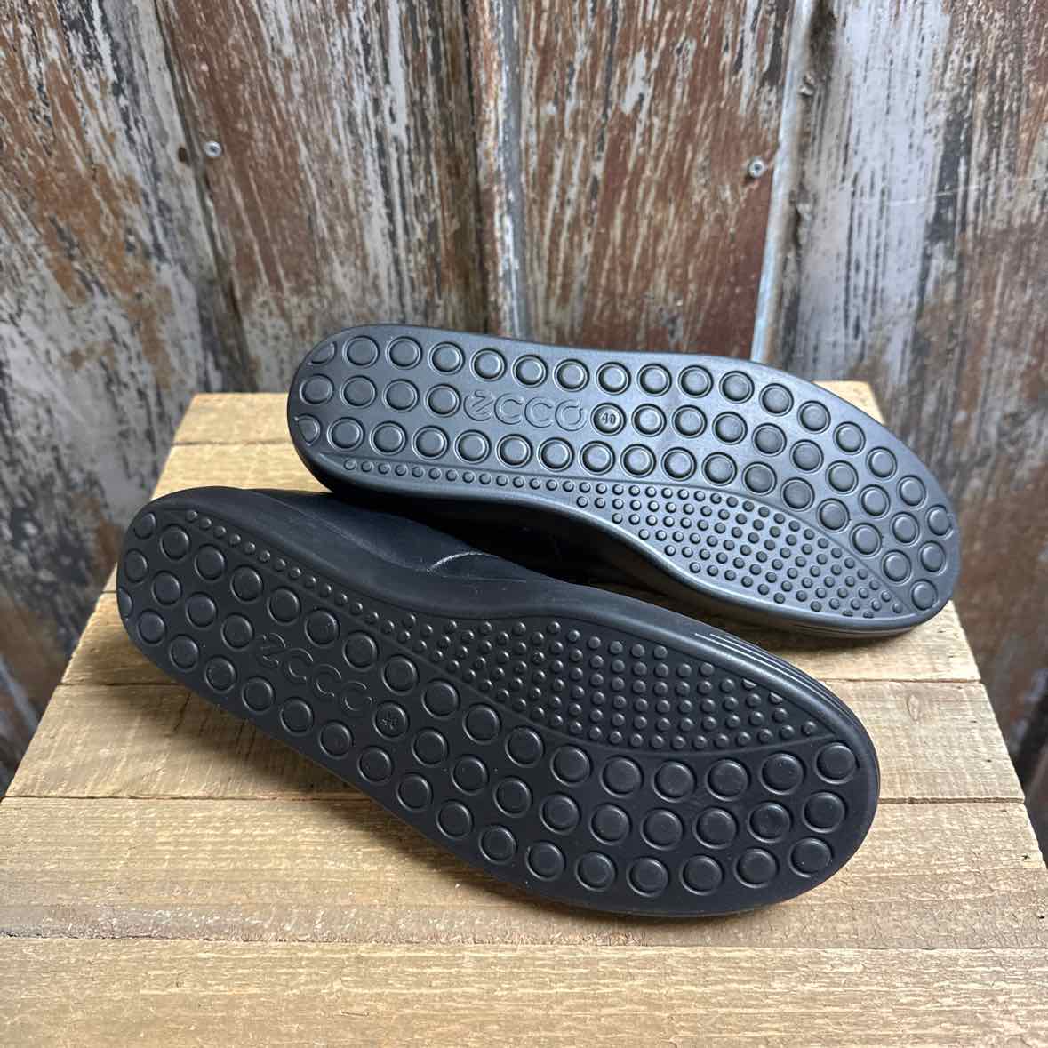 Ecco 9/9.5 Black Sneakers