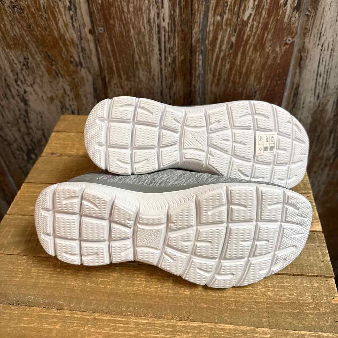 Skechers 6.5 Wide Gray Sneakers