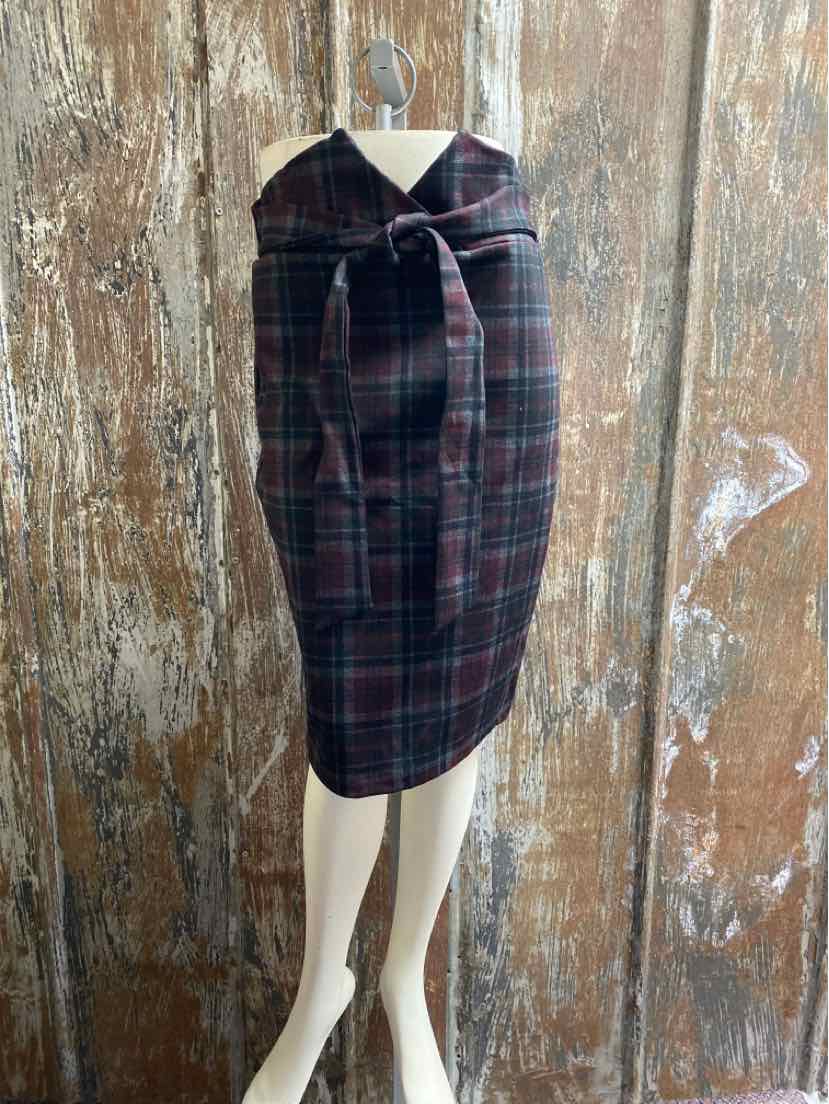 B2V Size Medium (8/10) Red Plaid Skirt
