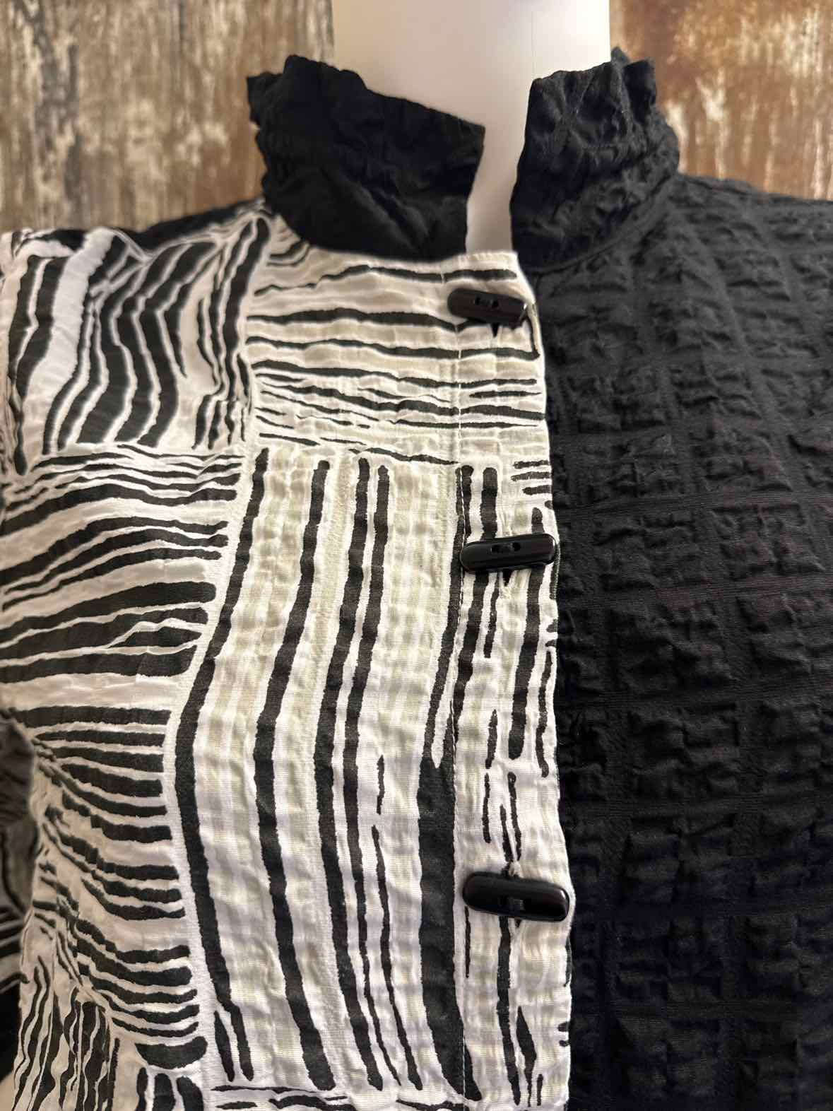 Habitat Size Medium Black Print tops