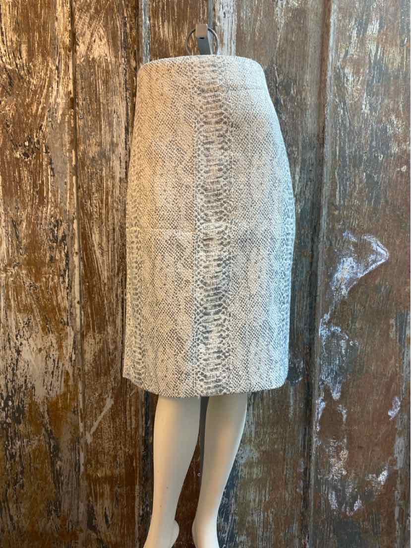 Ann Taylor Size 4 Gray Snakeskin Skirt