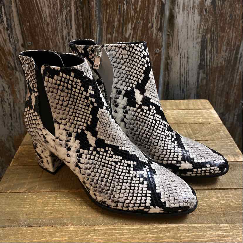 Calvin Klein 7.5 White/Black Print Shoe Booties