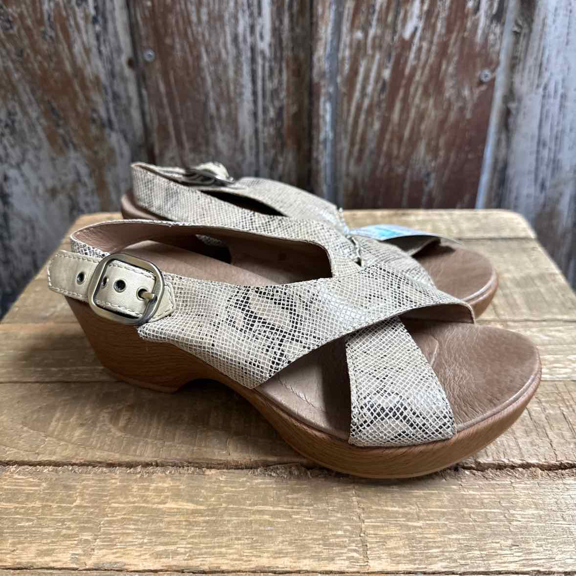 Dansko 5.5/6 Tan Shoes