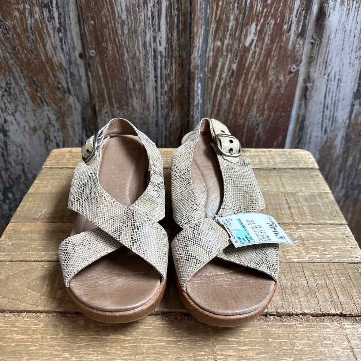 Dansko 5.5/6 Tan Shoes