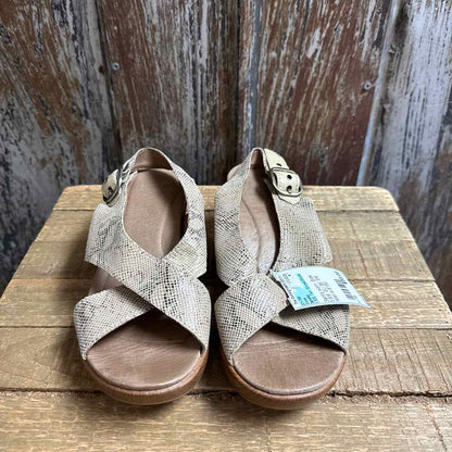 Dansko 5.5/6 Tan Shoes