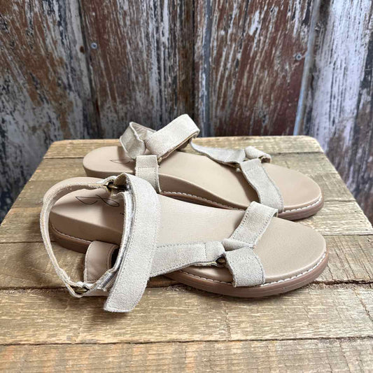 joie 8 Tan Shoes