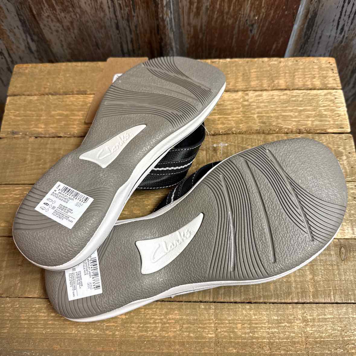 Clark's 8 Black Flipflops