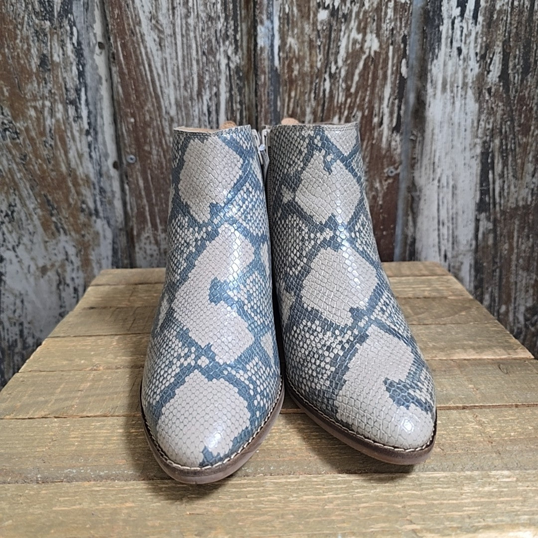 Lucky Brand 8 Gray Snakeskin Boots