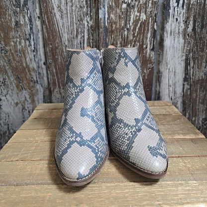 Lucky Brand 8 Gray Snakeskin Boots