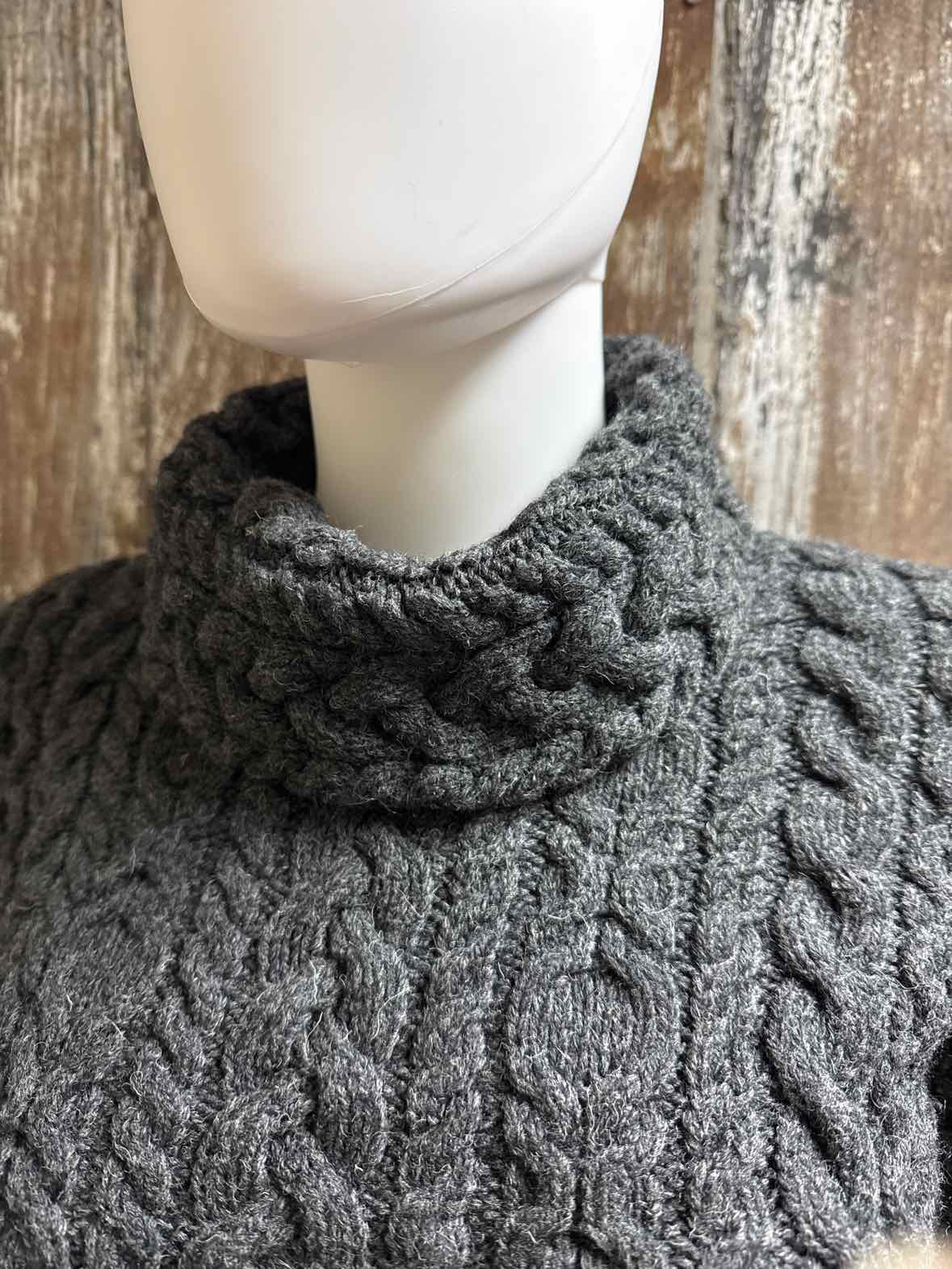 Aran Mor Size Medium Gray Sweater