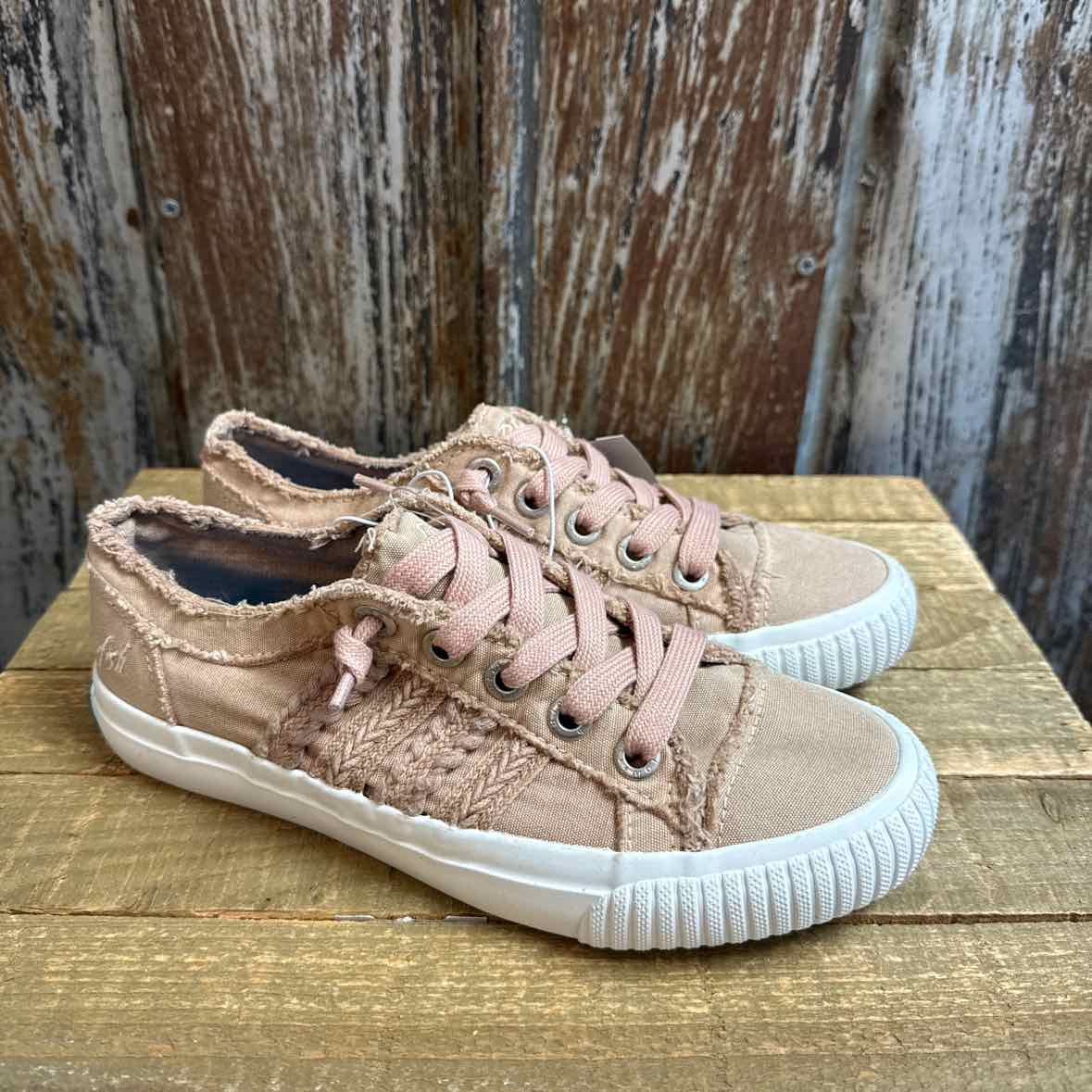 blowfish 6.5 Dusty Pink Sneakers