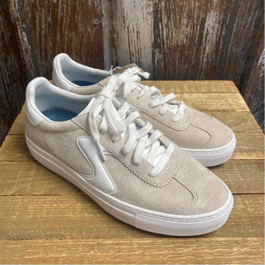 Skechers 7.5 Tan Sneakers