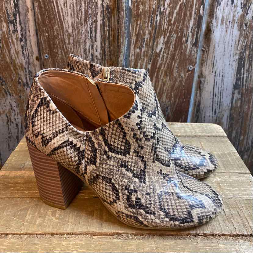 Report 7.5 Tan Print Shoe Booties