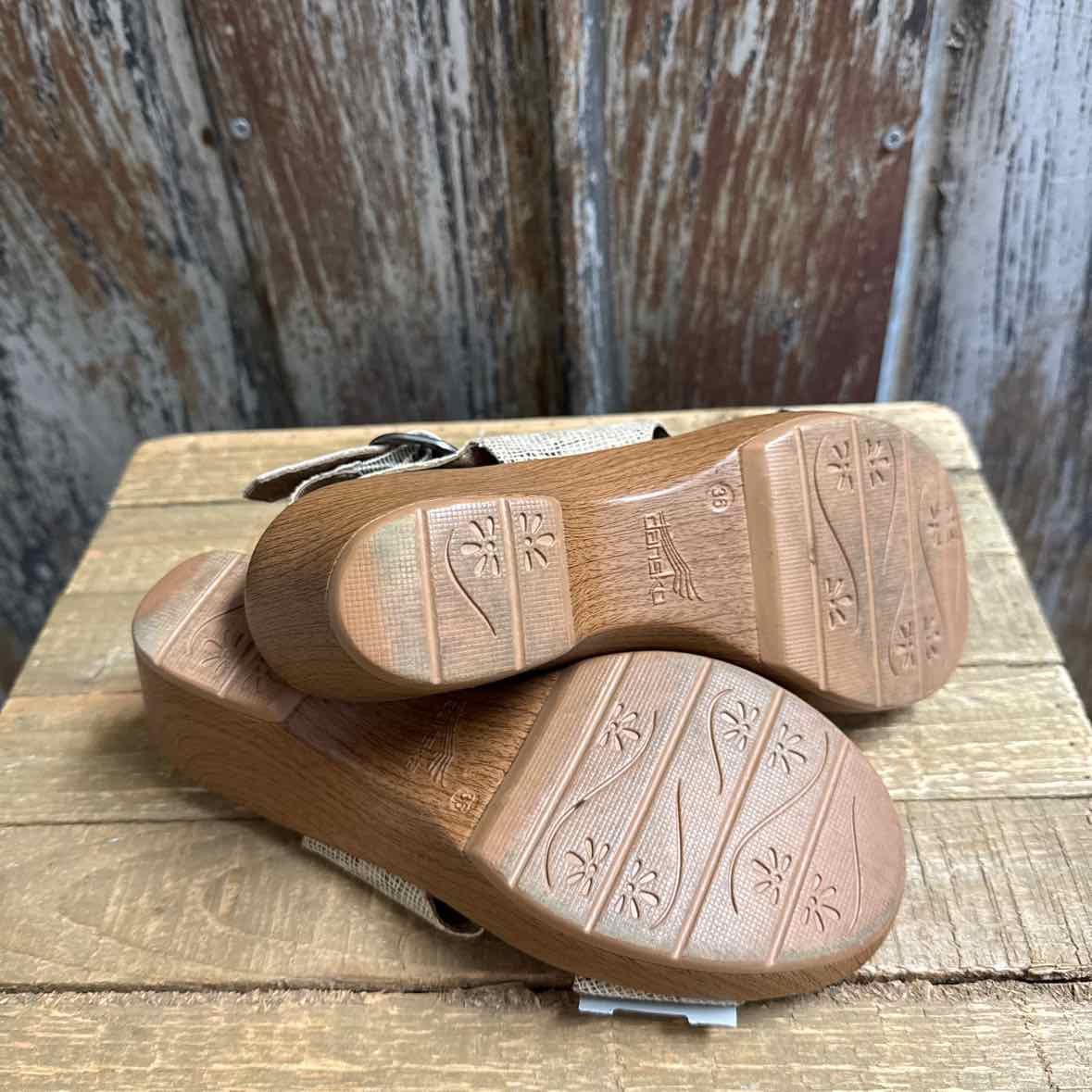 Dansko 5.5/6 Tan Shoes