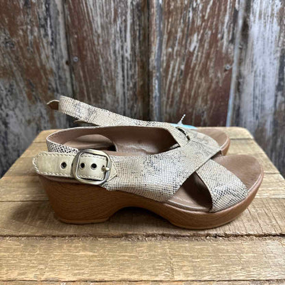 Dansko 5.5/6 Tan Shoes