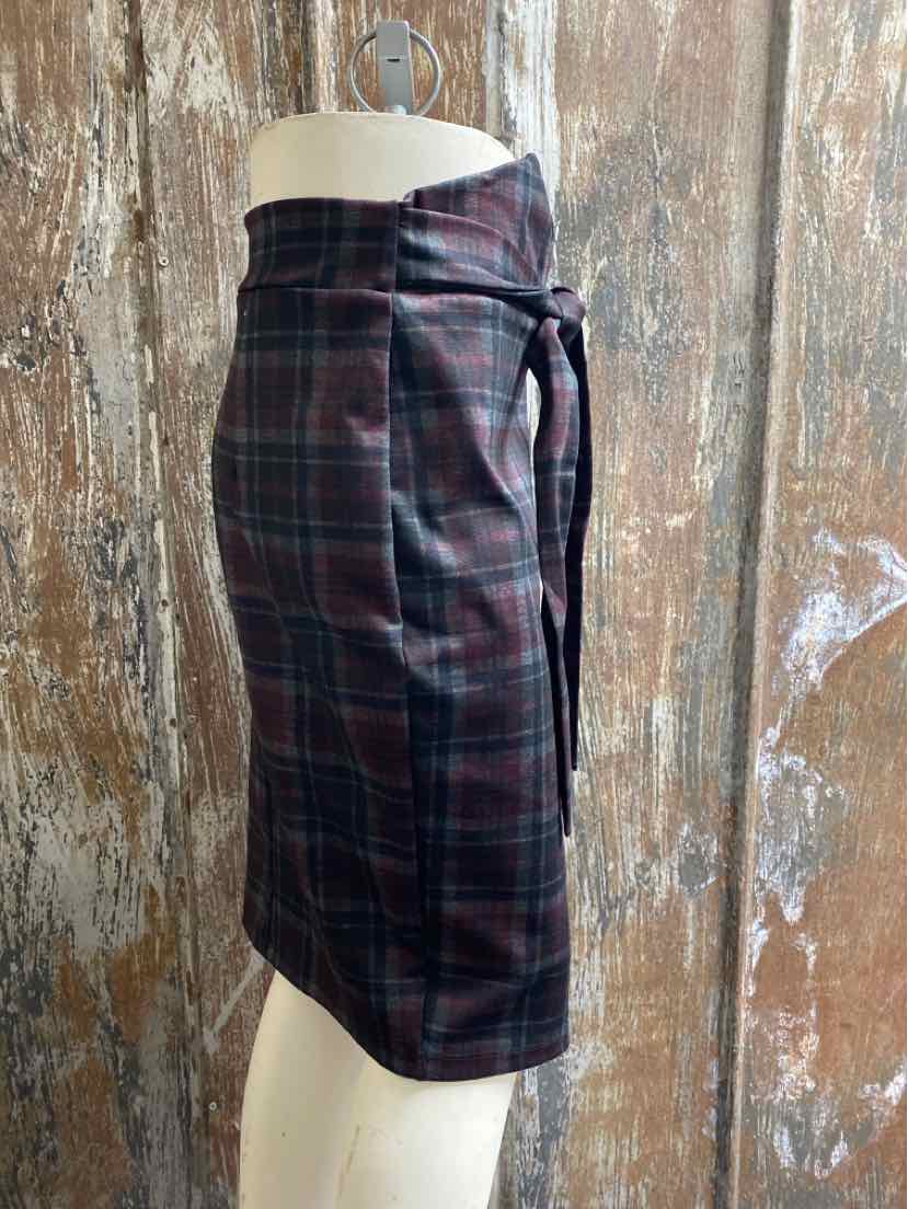 B2V Size Medium (8/10) Red Plaid Skirt