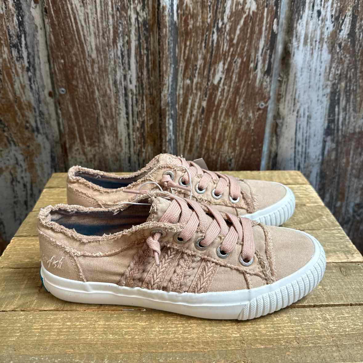 blowfish 6.5 Dusty Pink Sneakers