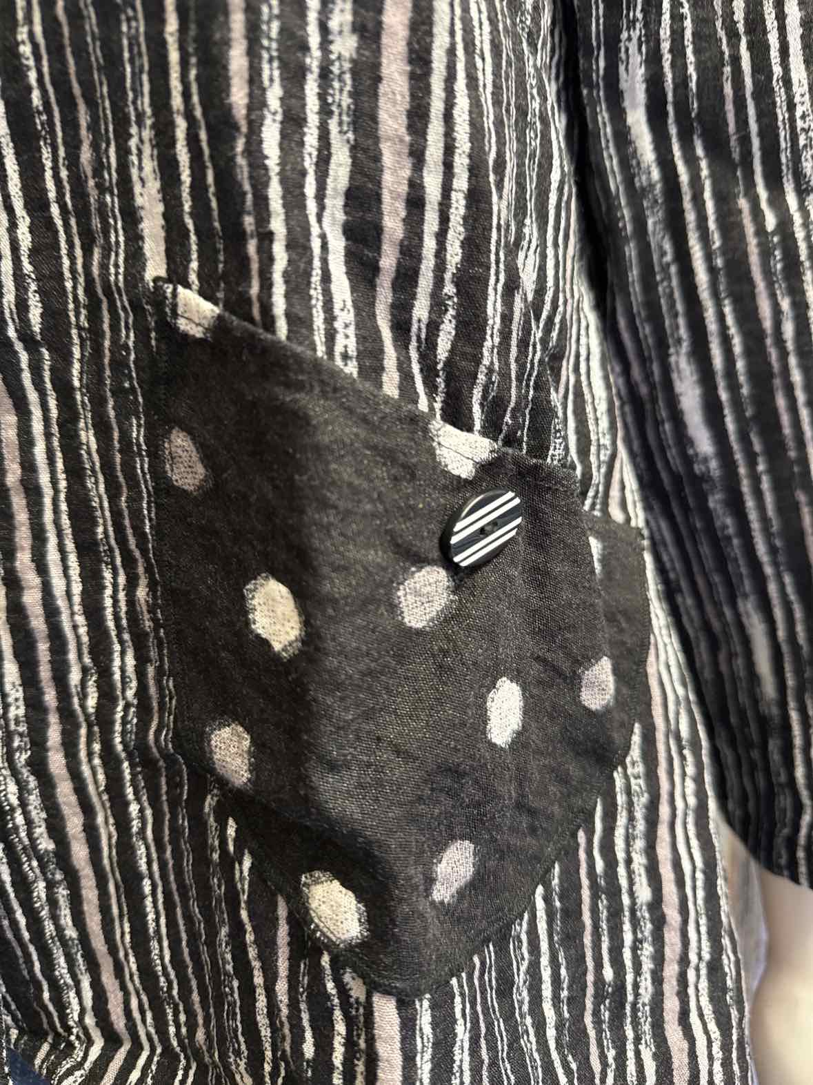 Habitat Size Medium Black Print tops