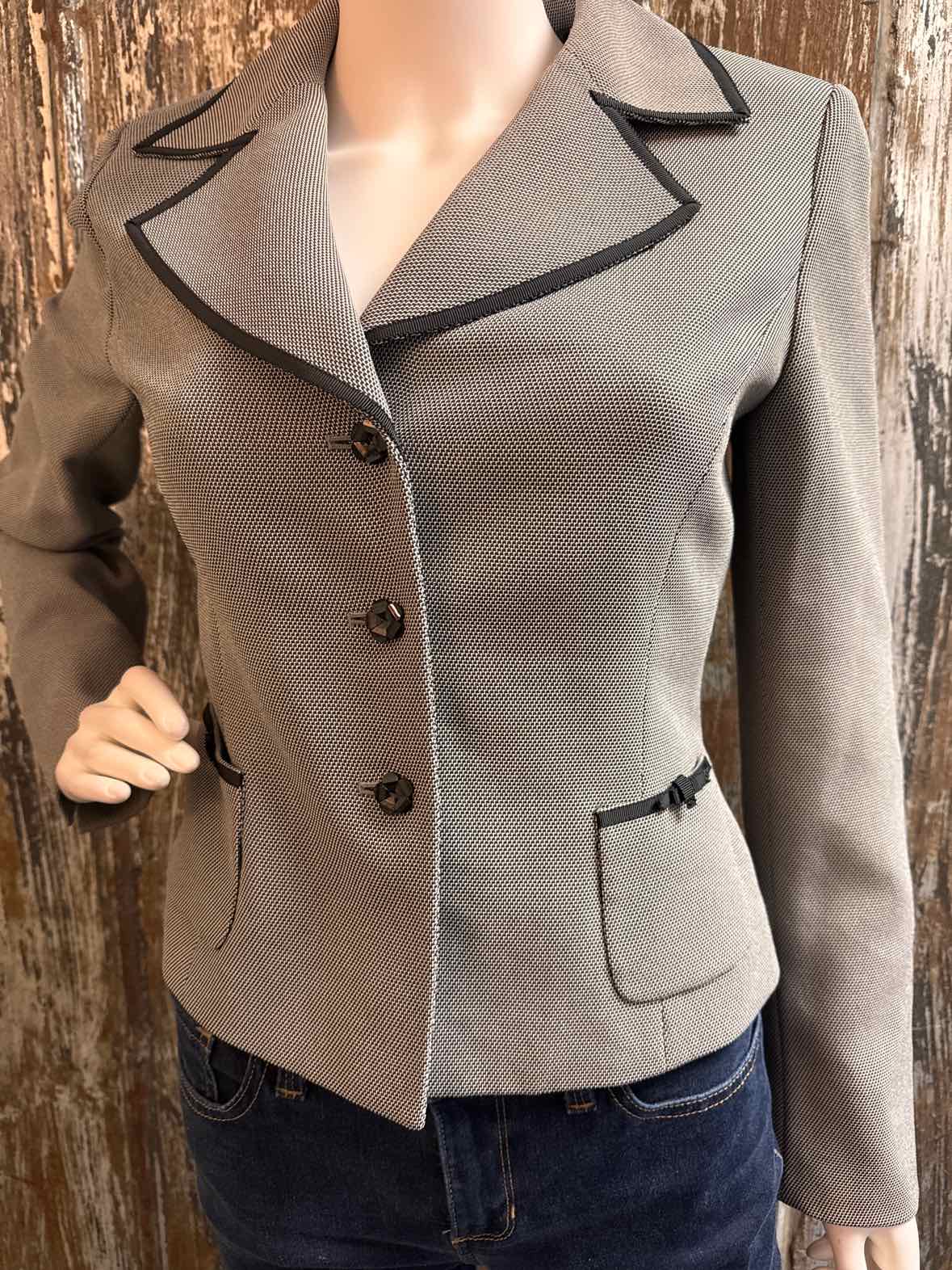 Tahari - Arthur S. Levine Size 4 (Small) black/white Blazer