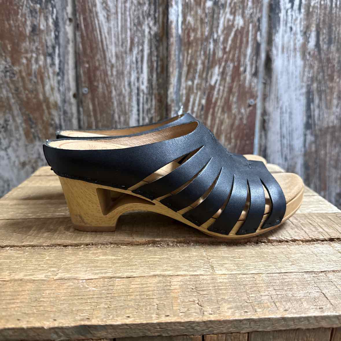 Dansko 5.5/6 Black Shoes