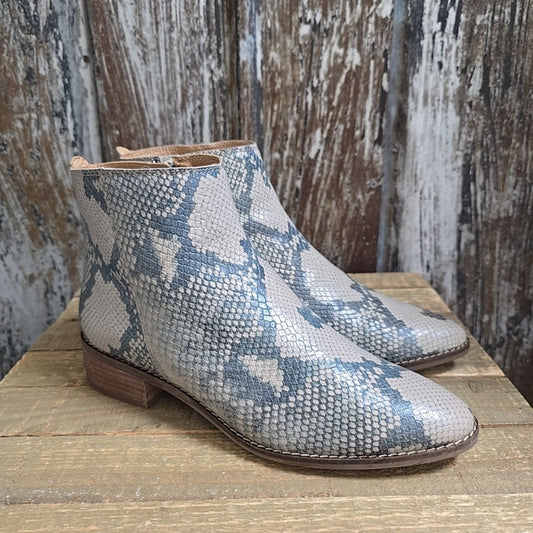Lucky Brand 8 Gray Snakeskin Boots