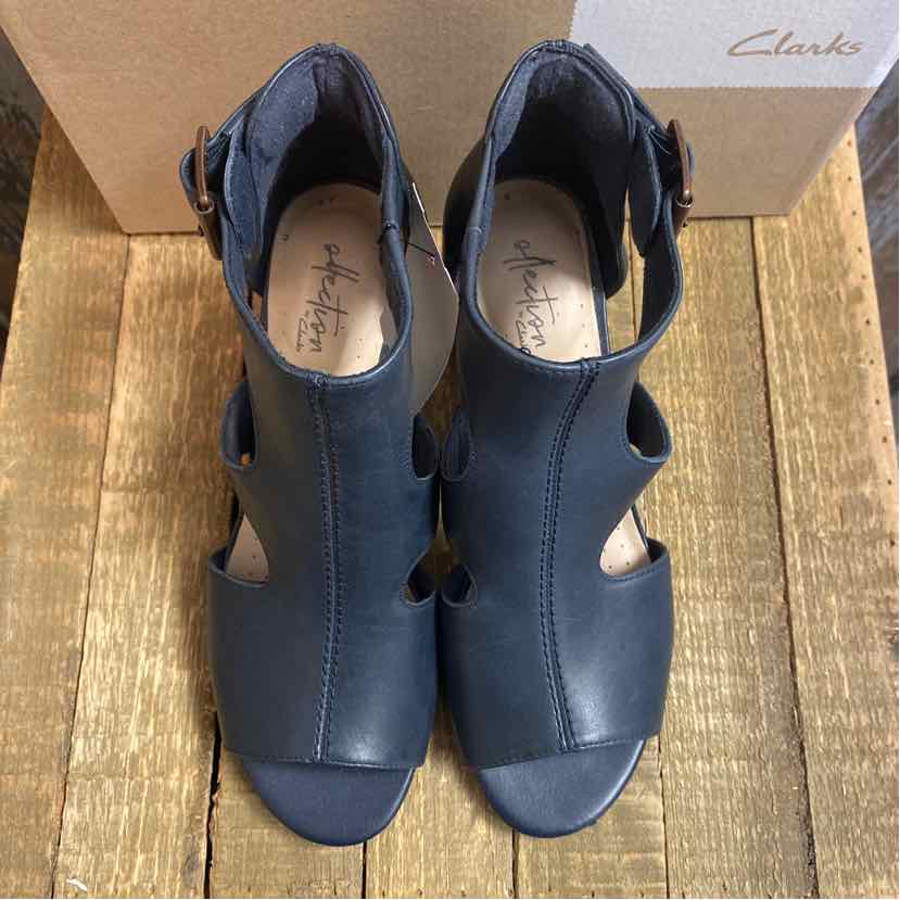 Clark's 6 Navy Shoes