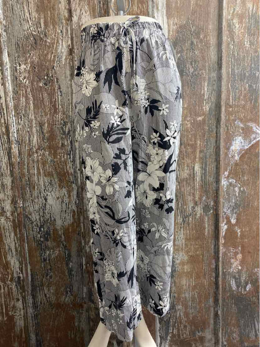 Monteau Size Medium (8/10) Black Print Pants