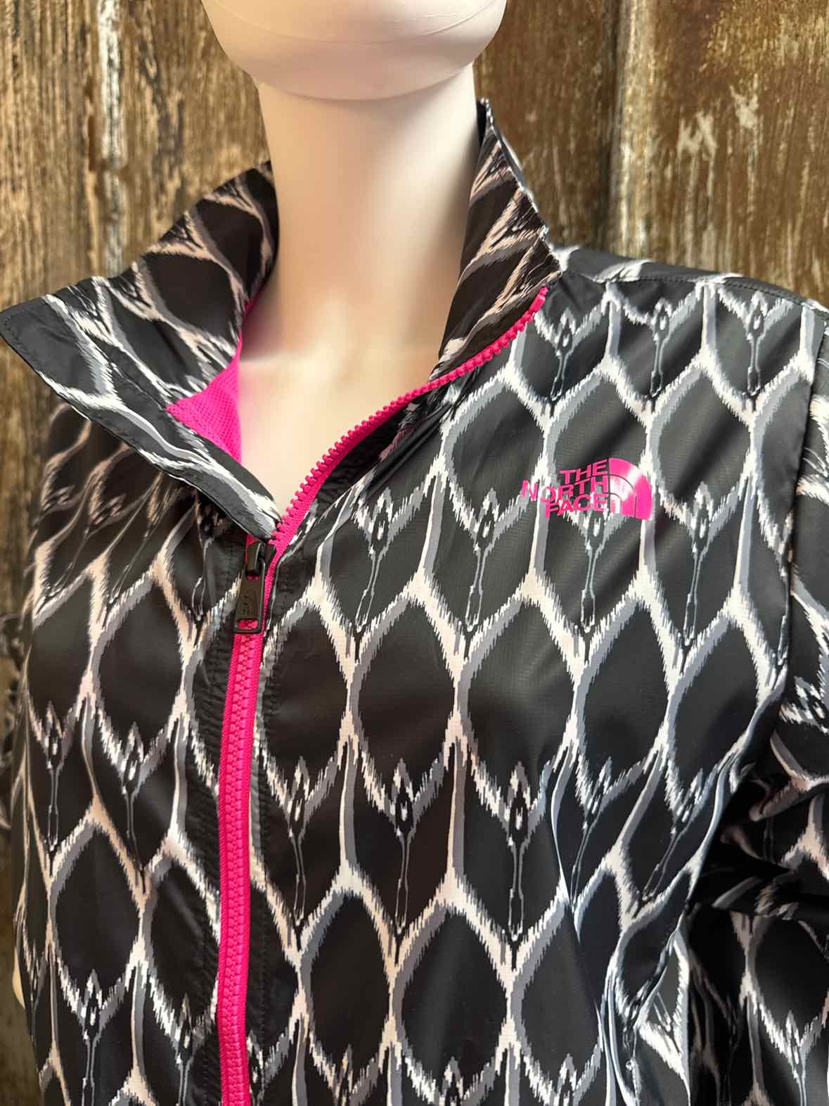 The North Face Size Large Black & White Print Windbreaker Jacket