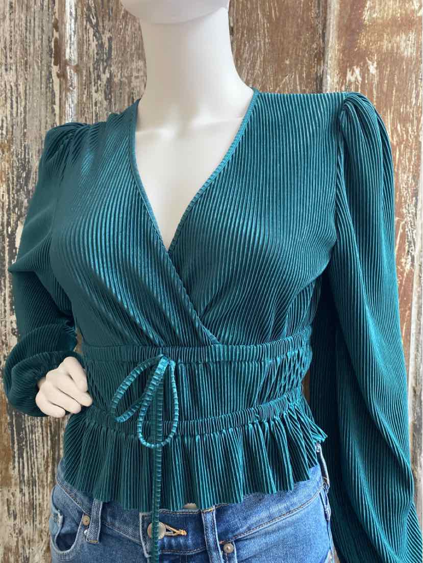 Sincerely Jules Size small Emerald tops