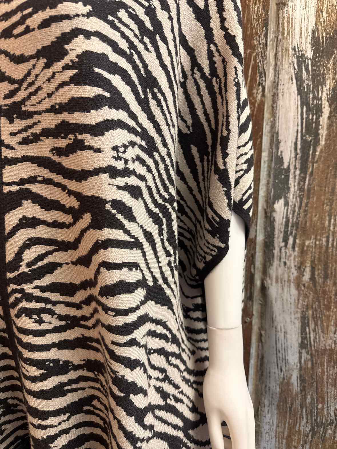 Christian Siriano Size Small/Medium Gray/Black Print Sweater