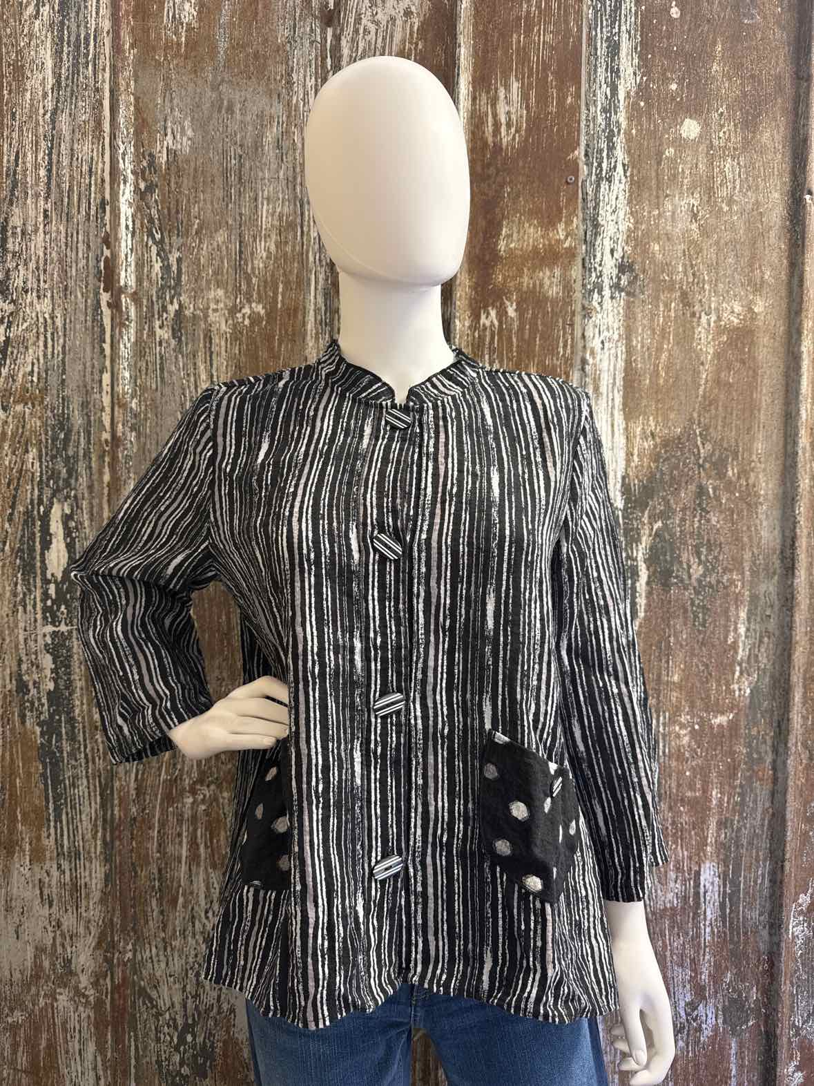 Habitat Size Medium Black Print tops