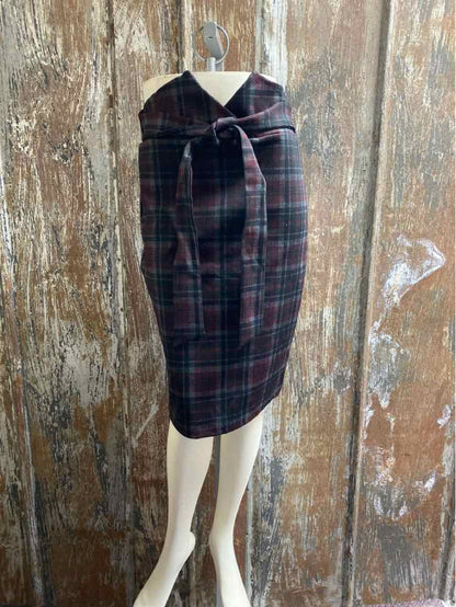 B2V Size Medium (8/10) Red Plaid Skirt