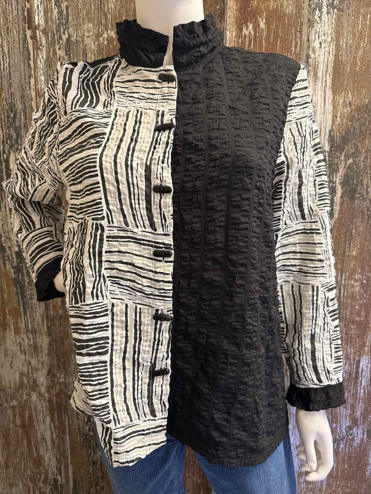 Habitat Size Medium Black Print tops