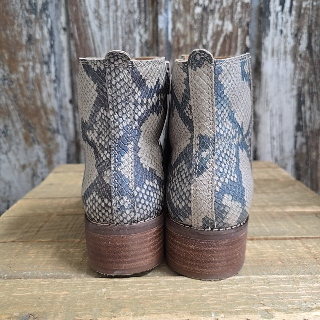 Lucky Brand 8 Gray Snakeskin Boots