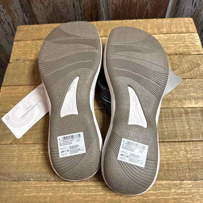 Clark's 8 Black Flipflops